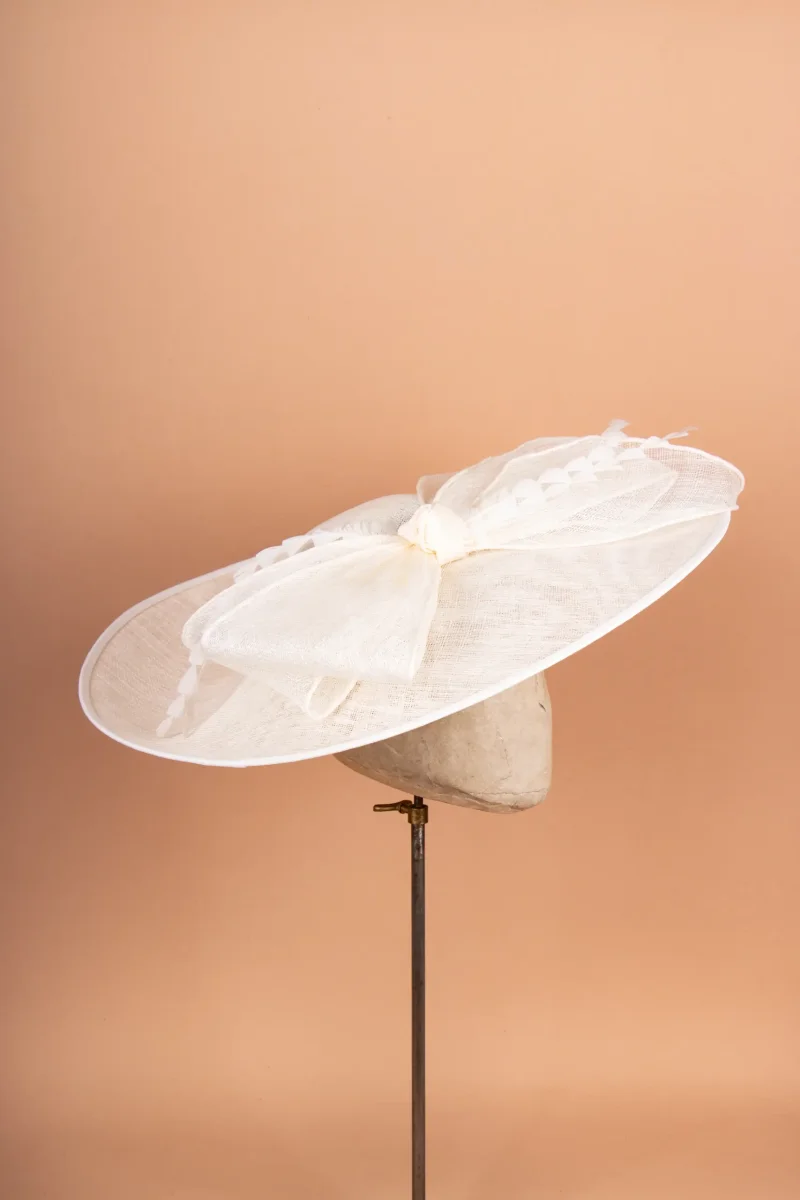 McBurn Sinamay Saucer Chiara mit Federn